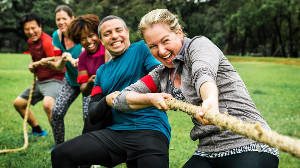 Responsable RH préparant l'organisation d'un team building sur ordinateur