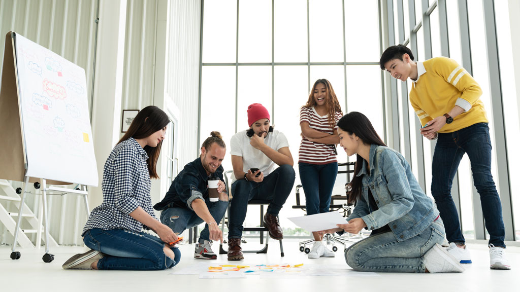 Intérieur d'escape game thématique avec décor mystérieux pour team building